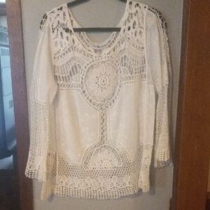 Elegant White Crochet Lace Top. Size Medium.  Beautiful detail.